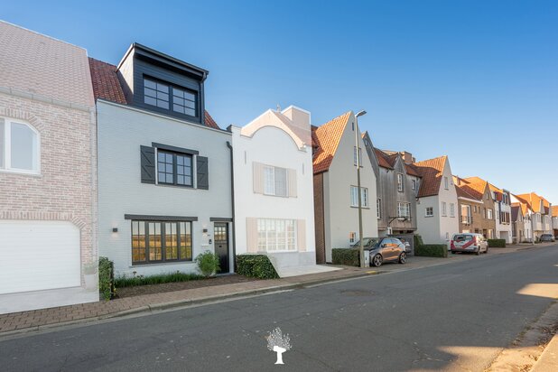 Maison entièrement rénovée avec vue dégagée sur les polders et à quelques pas du Kalfmolen. 