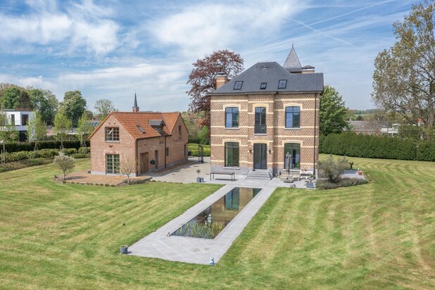 Exclusieve villa op 1,5ha  met vier slaapkamers & zwemvijver