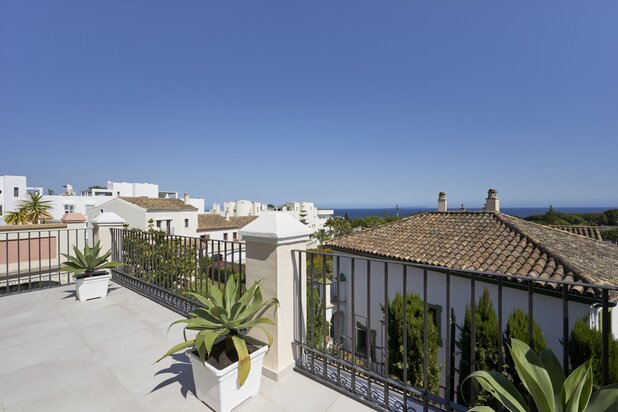 Charmante halfvrijstaande woning met prachtig zeezicht, gelegen op een steenworp afstand van het strand, in de prestigieuze Golden Mile van Marbella