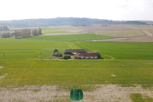 Boerderij op 20000m2 met uitzicht op Mont-St-Aubert.