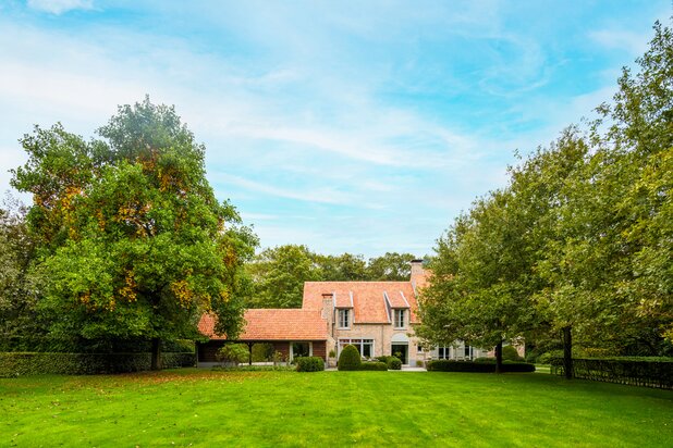 Classy country villa in wooded surroundings