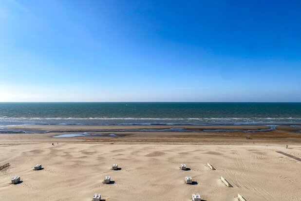 Ruim instapklaar appartement met FRONTAAL ZEEZICHT op de 6de verdieping van Residentie Calvi te Koksijde.