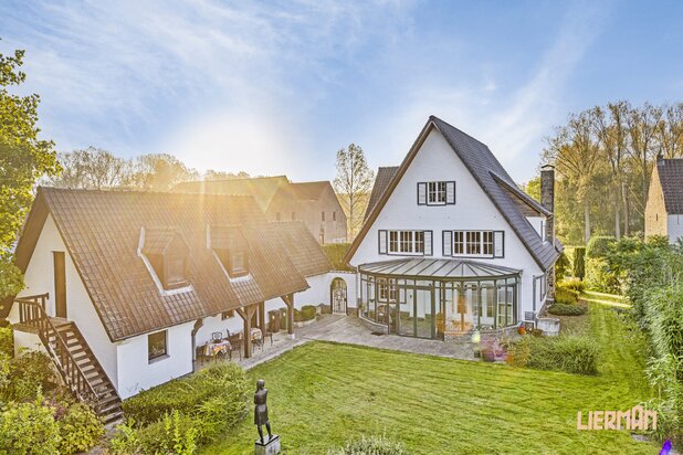 Klassieke villa met bijgebouw op groot perceel te Appelterre