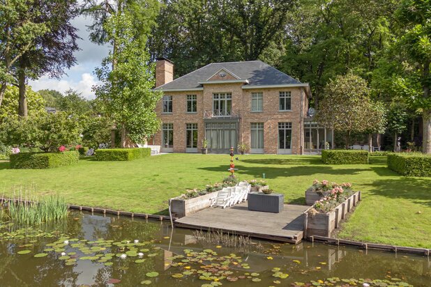 Unieke en zéér centraal gelegen villa op een parkdomein van ca. 9.847 m²!