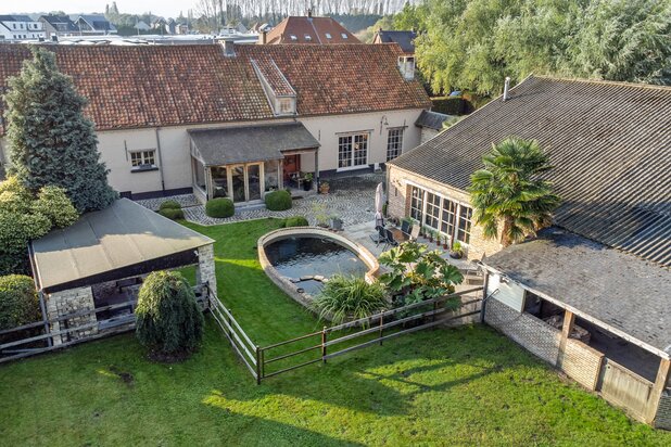 Gerenoveerde hoevewoning met praktijk en paardenstallen. 