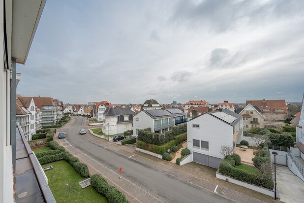 Zonnig hoekappartement gelegen in een rustige omgeving te Duinbergen.