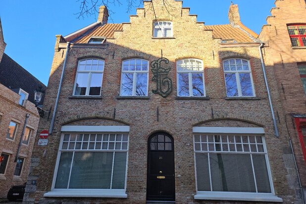 Uniek! Prachtig machtig! Vernieuwde, ruime en luchtige hoek- en trapgevelwoning met grote garage in super hartje Brugge!