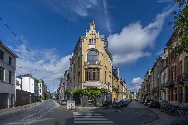 Beautiful art nouveau house with commercial premises