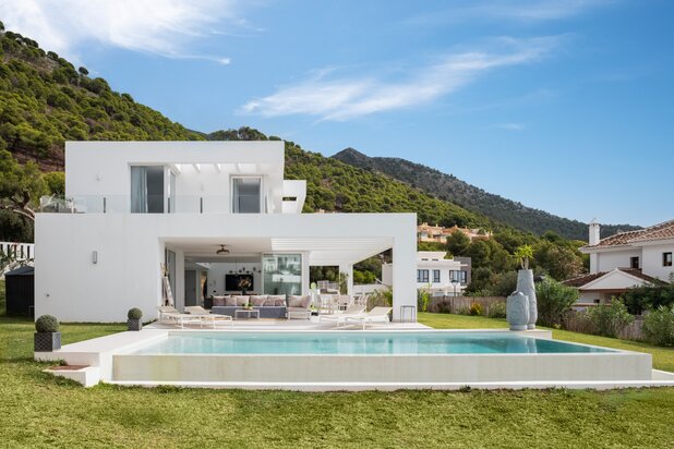 Moderne en lichte villa met prachtige uitzichten op de sierra en de zee