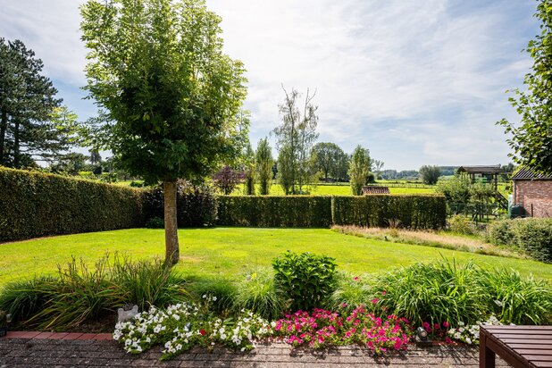 Ruime villa met 5 slaapkamers en ruime tuin op een landelijke ligging in Denderwindeke