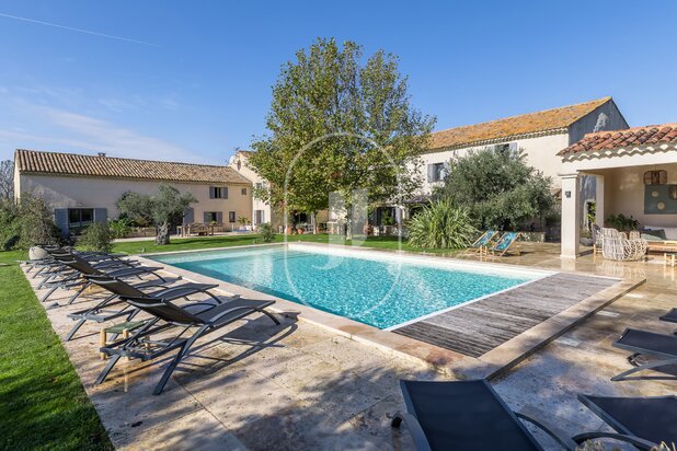 19th century Provencal farmhouse with beautiful garden and swimming pool for sale near Courthézon