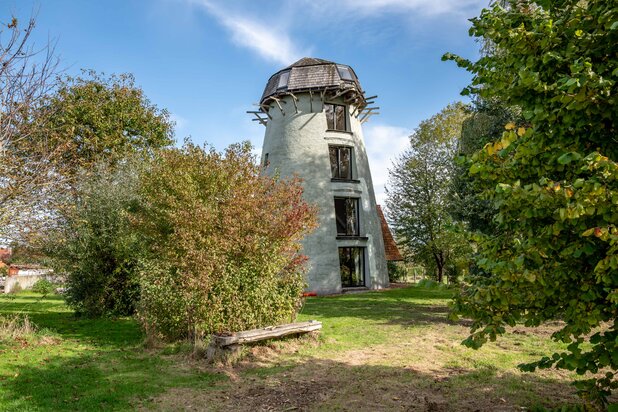 Gerenoveerde molen met bijgebouw in Sint-Lievens-Houtem