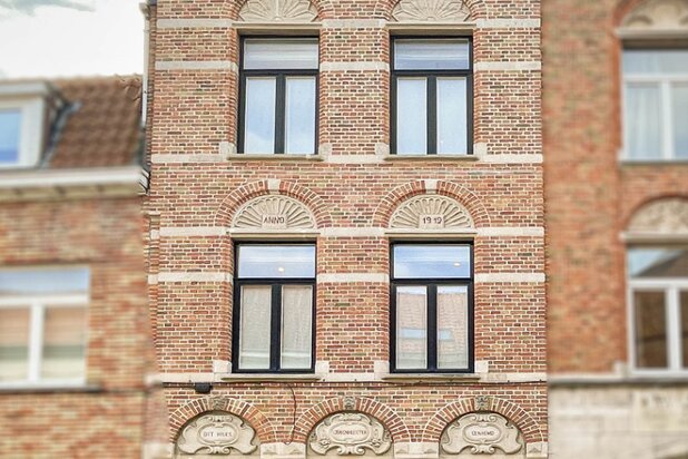 Huys Gravenheester, subliem verbouwde trapgevelwoning de dato 1912, met grote glaspartijen en zonnige terrastuin