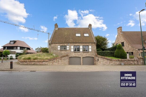 Charmante villa TE KOOP in Knokke met zicht op de polders.