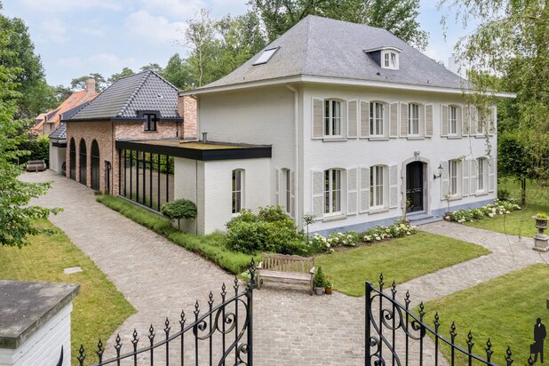 Gerenoveerde manoir villa op ca. 2.484 m², middenin villawijk, t' Vriesdonk!