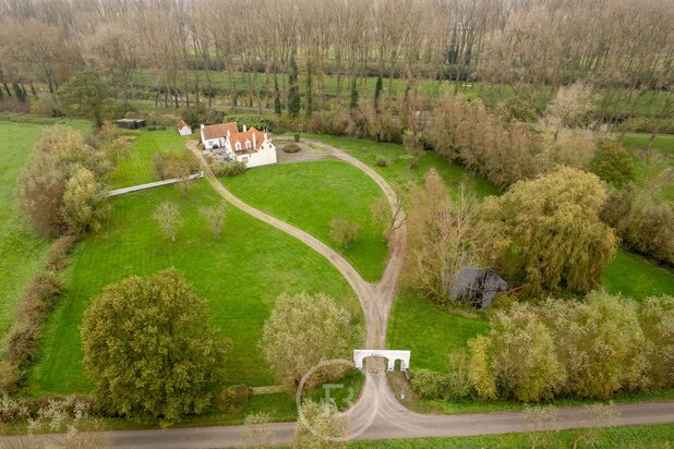 Maison à la campagne située le long du canal Schipdonk