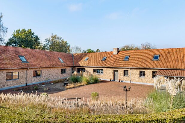 Instapklare indrukwekkende maar energiezuinige villa met loods en zwembad aan de voet van de Vlaamse Ardennen