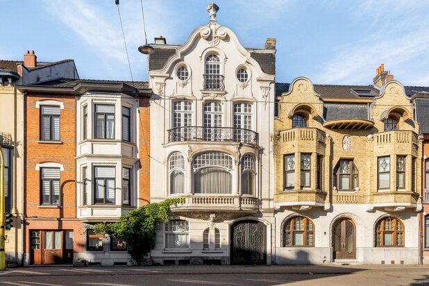 Impressionant art deco herenhuis met koetspoort en zonnige tuin. Naar befaamd interbellum architect Charles Hoge.