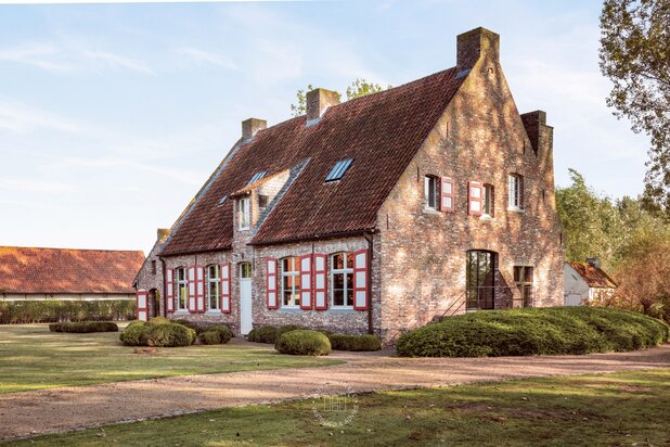 Hoeve met authentieke stalgebouwen en landerijen  