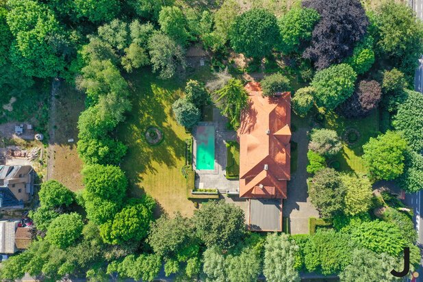 Romantische villa met gigantische tuin en zwembad aan Hoog Kortrijk