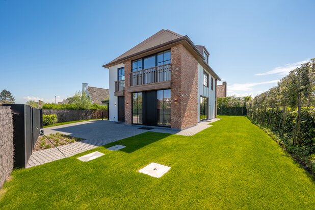 Alleenstaande nieuwbouw villa met grote ondergrondse garage