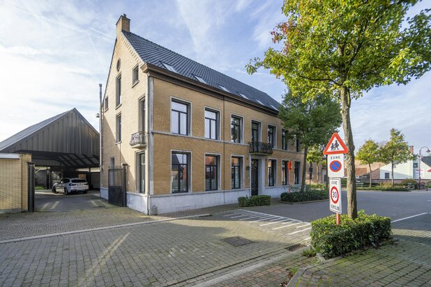 Unique mansion with charm in the heart of Lotenhulle