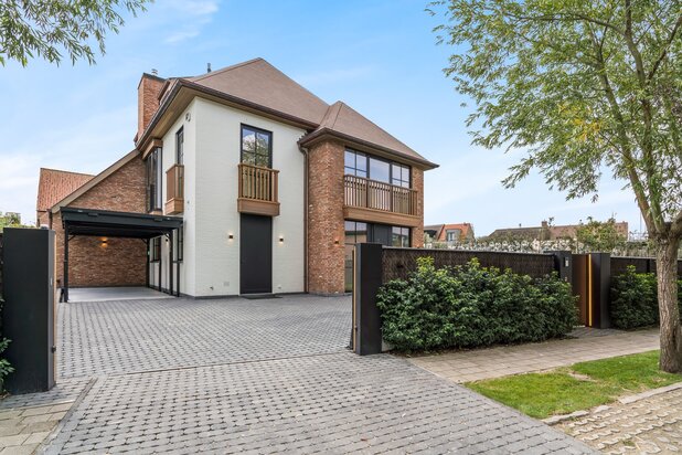 Alleenstaande nieuwbouw villa gelegen op perfect georiënteerd terrein in een residentiële villawijk aan de rand van het Zoute