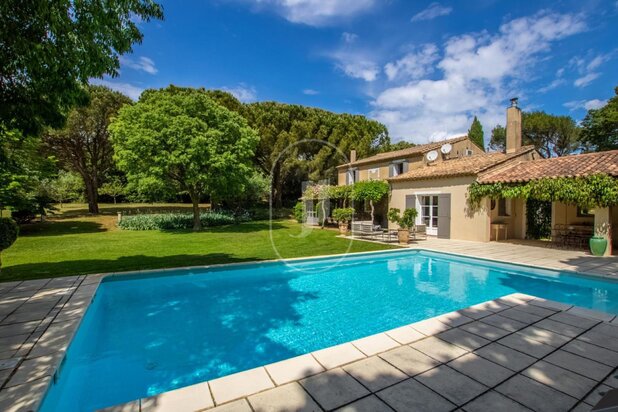 Beautiful provençal house with pool for sale near Avignon