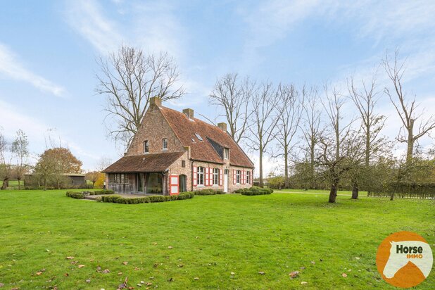 LOCHRISTI - Prachtige hoeve met twee authentieke bijgebouwen