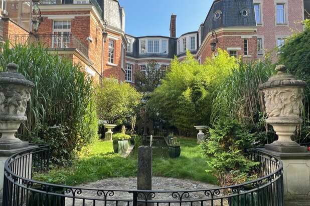 Place Stéphanie - Chatelain, een prachtig dubbel herenhuis