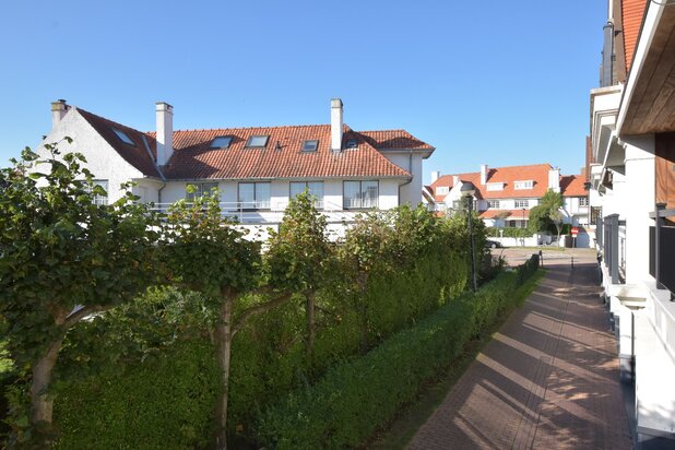 Gerenoveerd dakappartement met ruim terras gelegen in het hart van het Zoute