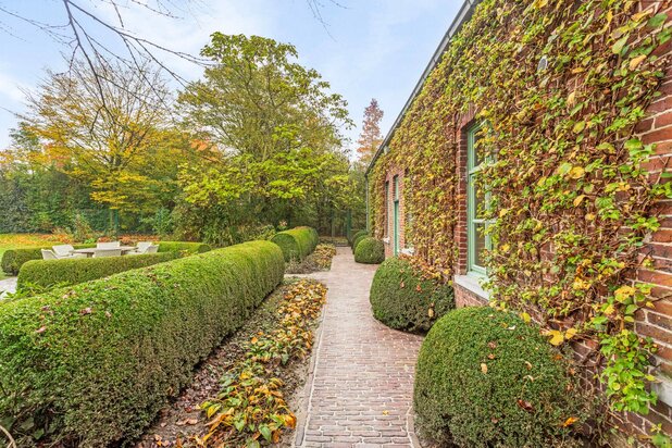 Uniek gerenoveerd landhuis met ruime stallingen en prachtige tuin