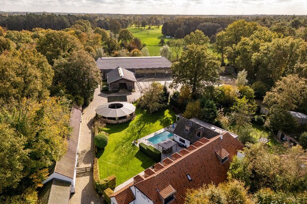 Unieke trainingsstal met prachtige villa op ca. 1 ha te Halle-Zoersel (Mogelijkheid tot aankoop extra weide)