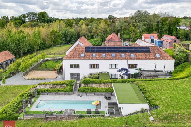 Volledig uitgeruste en energiezuinige vierkantshoeve met paardenfaciliteiten in de Vlaamse Ardennen (kant Brakel)