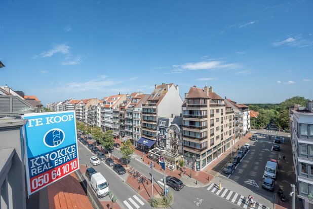 Zonnige penthouse met 3 slaapkamers centraal gelegen in Knokke aan de winkels en vlakbij de zee.