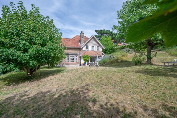 Uiterst charmante villa, rustig gelegen in een verscholen paadje in het Zoute op wandelafstand van de zee.