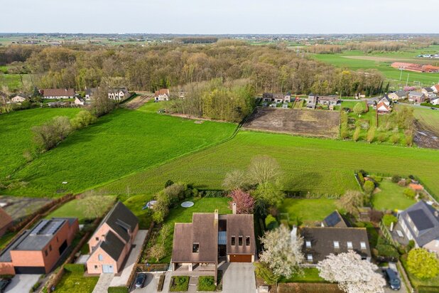 Riante villa met praktijkruimte en tuin met open zicht