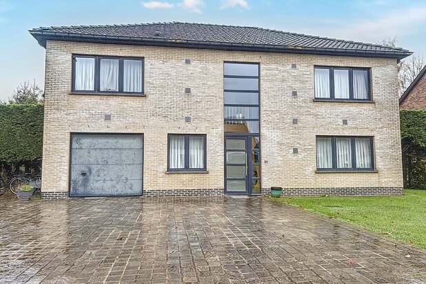 Ruime en lichtrijke villa met 4 slaapkamers en garage.