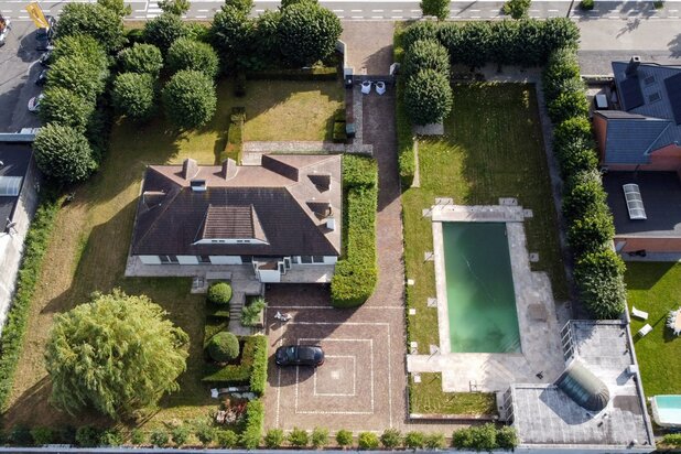 Exclusieve villa met royaal zwembad op groot perceel te Deerlijk!