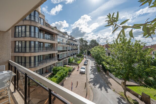 Zonnig appartement met terras genietend van prachtig open zicht op de villa's van Knokke.