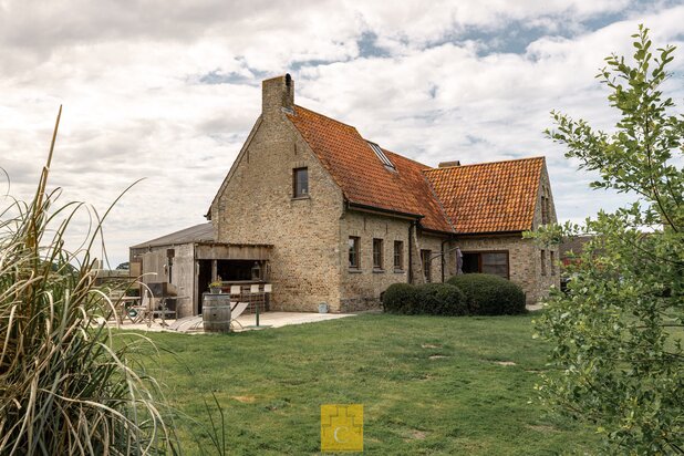 Boerderij te midden van de velden in het pittoreske Eggewaartskapelle, Veurne