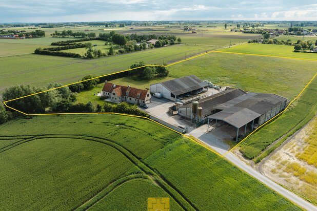 Boerderij te midden van de velden (+/- 28.826 m2) in het pittoreske Eggewaartskapelle, Veurne