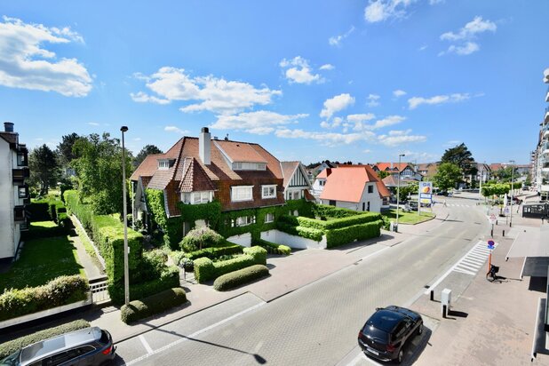 Smaakvol vernieuwd appartement, hartje Zoute met open zicht