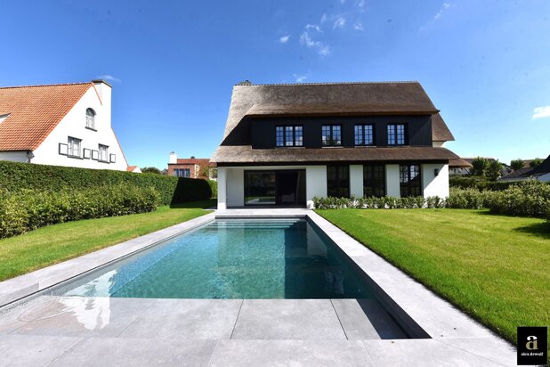 Luxurious sun-facing villa in the residential Zoute. 