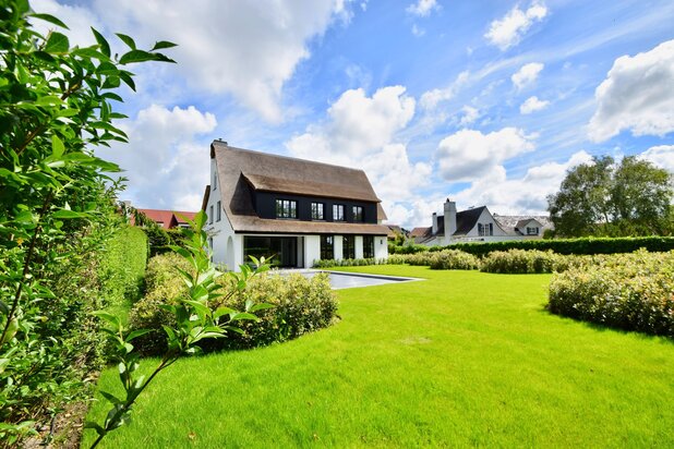 Alleenstaande villa uitzonderlijk rustig gelegen in een groene omgeving, aan de rand van het Zoute vlakbij de Kalfsmolen en de Graaf Jansdijk.