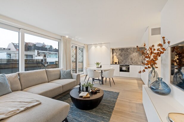 Fully renovated penthouse with spacious terraces and side sea views