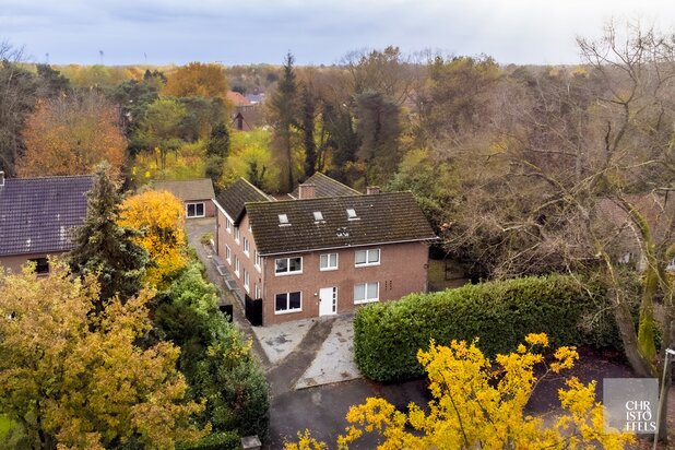 Opbrengsteigendom, bijzonder groot woonhuis van 761m² met 10 slaapkamers, mooi en rustig gelegen op 1.800m² met een eigen parkeerterrein! 