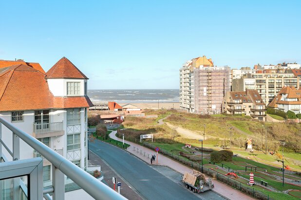 Spacious apartment (130m²) with sea and park view [Duinbergen].