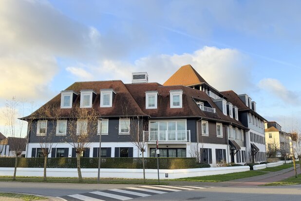 Lumineus hedendaags hoekappartement rustig gelegen in een villaresidentie in Duinenwater.