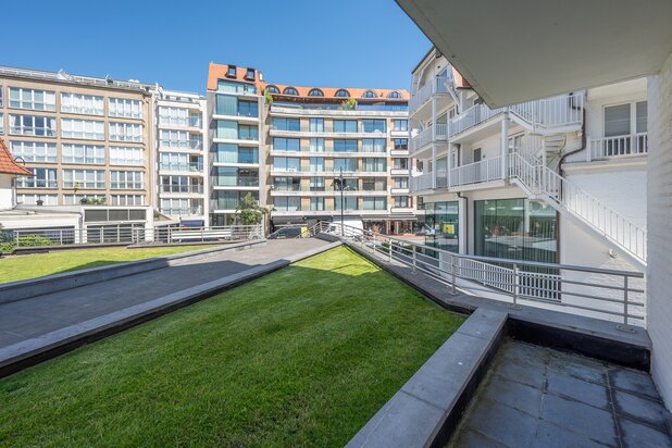 Ruim lichtrijk hoekappartement in het Zoute dichtbij de winkels, het strand en de zee.